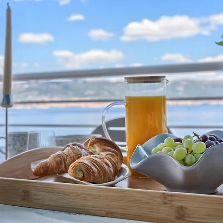 Vlado's - Beachfront & Rooftop 公寓 *