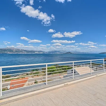 公寓 Vlado's - Beachfront & Rooftop 斯拉汀